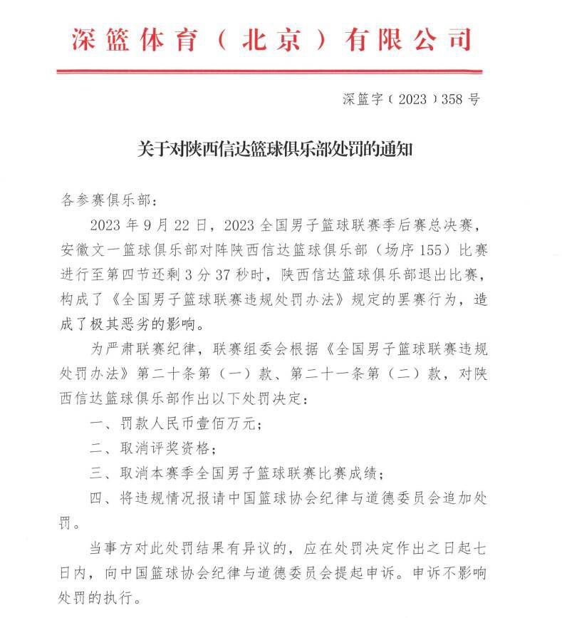 其间还有小朋友给佩奇送上自己心爱的礼物，更有特意前来与爱豆见面的外国宝宝，现场人山人海气氛火爆